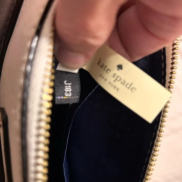 Adorable EUC Kate Spade New York Crossbody leather bag. Navy & creamy white. - Picture 4 of 6